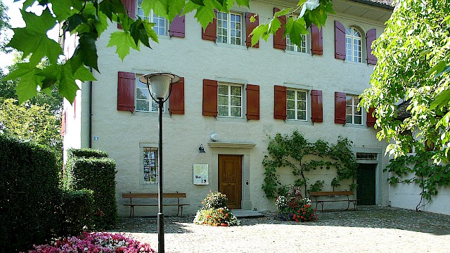 Burg Maur mit Herrliberger-Sammlung, Kunstkammer und Druck-Werkstatt im Burgkeller.