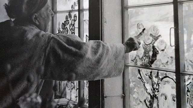 Helen Dahm beim Malen ihrer Stubenfenster an Weihnachten, Aegertenwies  1962, Foto Emil Spühler