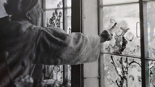 Helen Dahm beim Malen ihrer Stubenfenster an Weihnachten, Aegertenwies 1962, Foto Emil Spühler