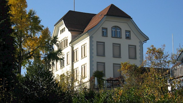 Die Sammlung befindet sich im Estrich des Schulhauses Tannenbühl an der Schulstrasse 5 in Tann.