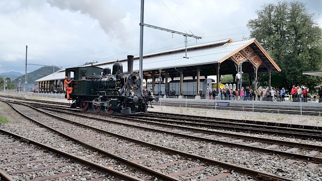 Der DVZO gestaltet die Zukunft von Vergangenem: Ein Denkmal von nationaler Bedeutung: Die über 150-jährige Abfahrtshalle des ersten Bahnhofs in Basel wird in Bauma wieder ihrem ursprünglichen Zweck zugeführt. <p>Foto von DVZO, Claude Cornaz <p><a href="http://dvzo.ch/index.php?N1_ID=274&Language=de">Informationen zur historischen Bahnhofshalle Bauma</a>