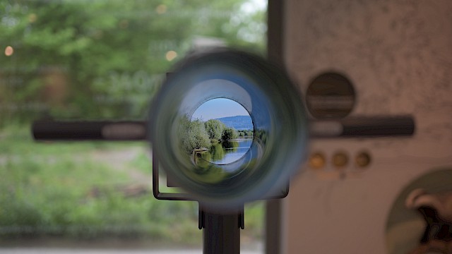 Das Naturzentrum verleiht qualitativ hochstehende Feldstecher  melden Sie sich einfach beim Haupteingang. Der TCS-Camping gleich neben dem Naturzentrum vermietet Velos stunden- oder tageweise.