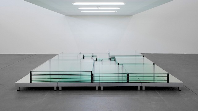 Carsten Nicolai, Perfect Square, 2004, 400 x 400 x 50 cm, Glas, Aluminium, Holz, Gummi, Bühnenelemente